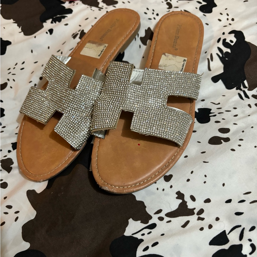 Buckle sandals with gyms